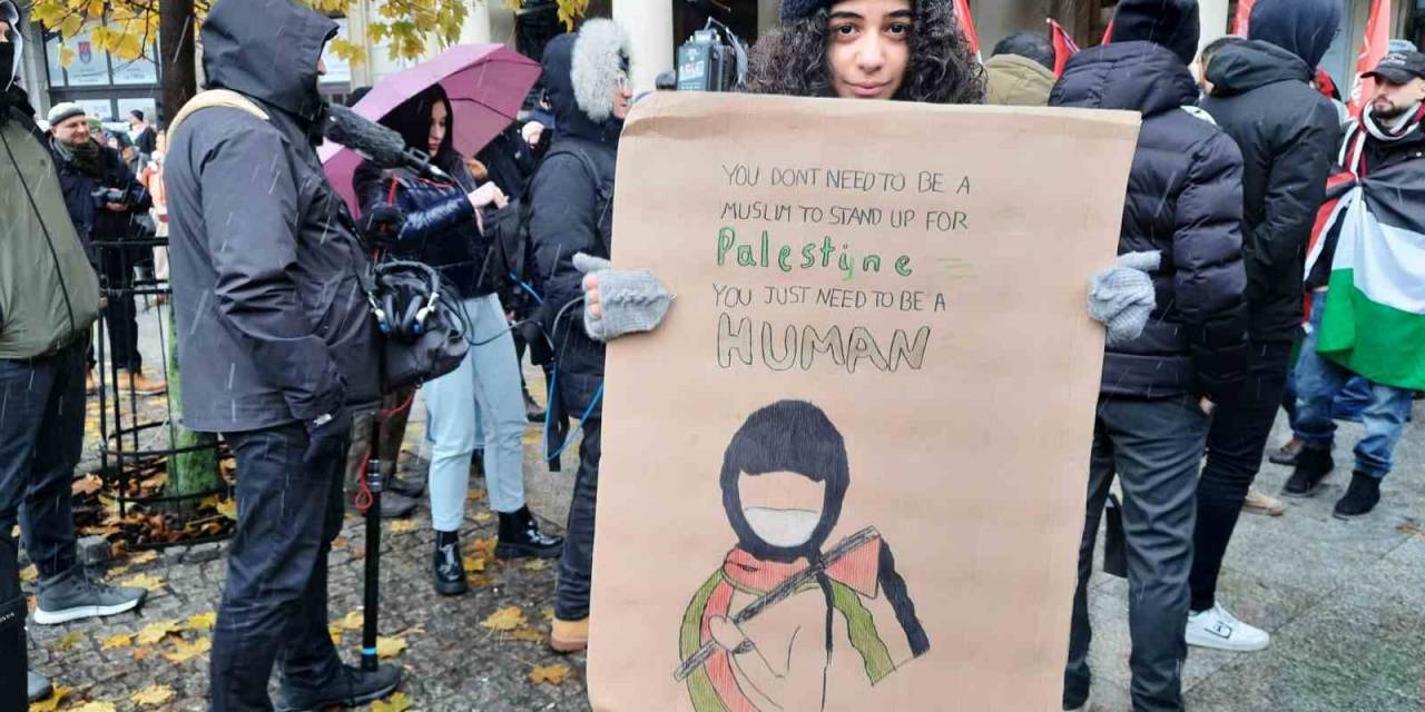 Polonya’da Binlerce Kişi Filistin’e Destek İçin Yürüdü
