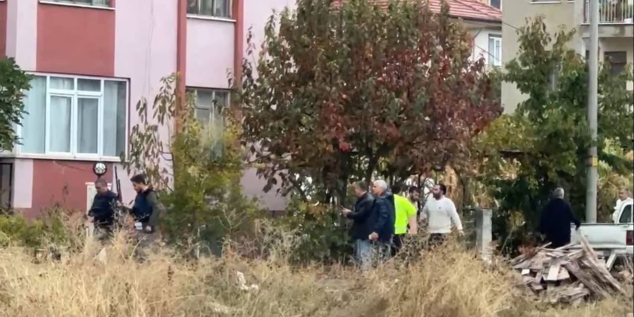 Evden Ayrılan Eşinin İkametini Silahla Basmaya Çalıştı, Polisler Son Anda Durdurdu