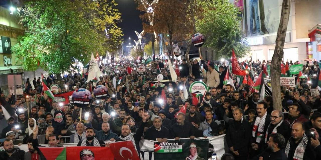 Van’da Gazze İçin Meşaleli Yürüyüş