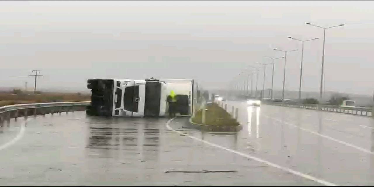 Şiddetli Rüzgarın Etkisiyle Yan Yatan Tır Kurtarıldı