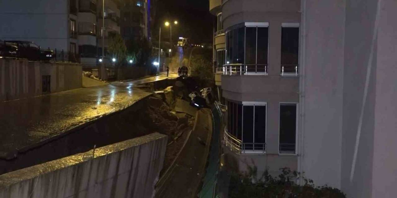İstinat Duvarı Çöktü, 4 Araç Hasar Gördü