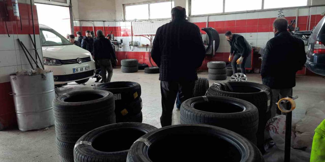 Kars’ta Kar Yağdı, Sürücüler Oto Lastikçilere Akın Etti