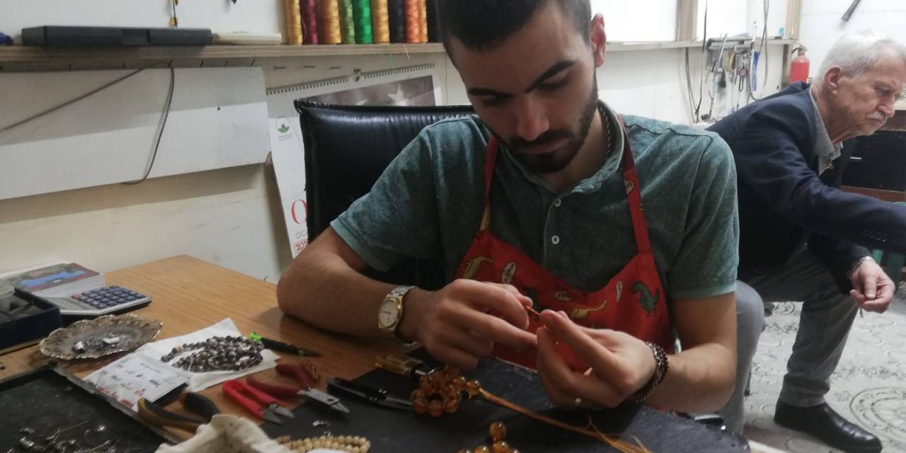 Asırlık Dede Mesleğini Sürdürüyor