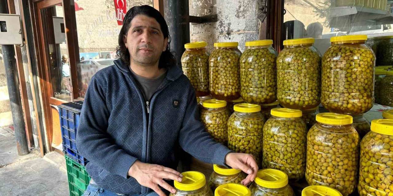 Gaziantep Sofrasının Vazgeçilmezi Kırılmış Yeşil Zeytin