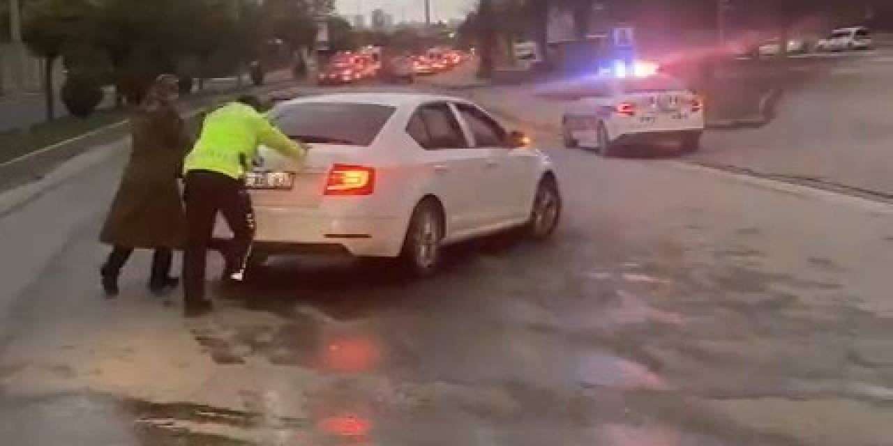 Yolda Kalan Kadın Sürücünün Yardımına, Polis Ekipleri Yetişti