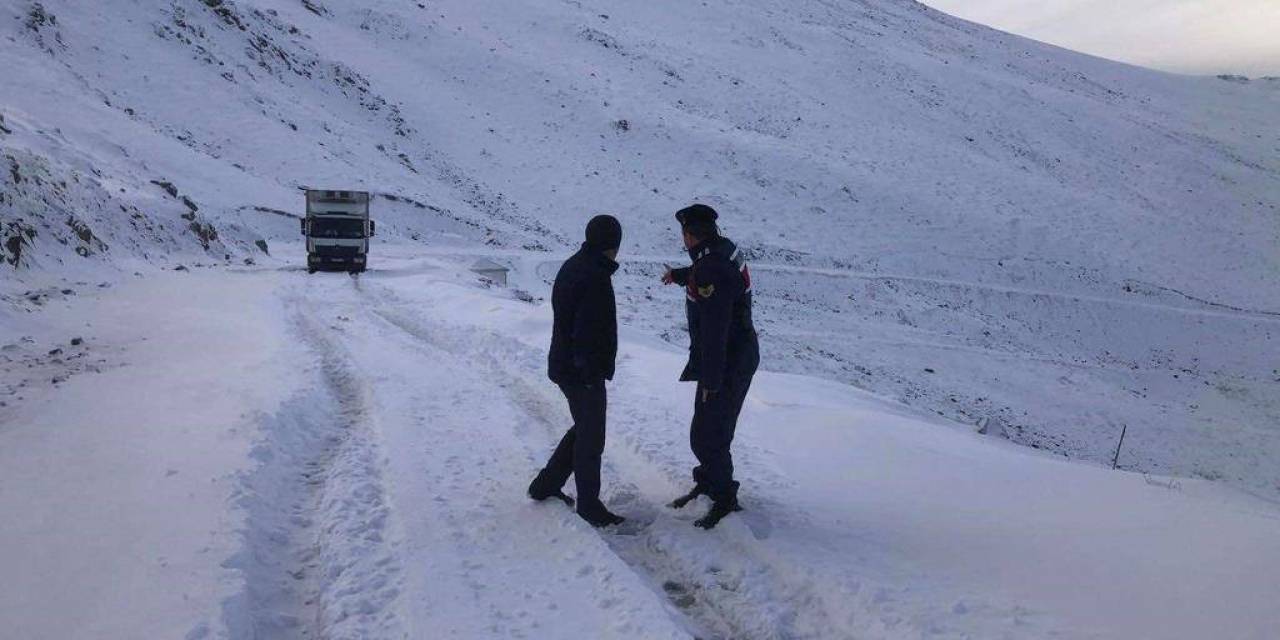 Bayburt’ta Kar Nedeniyle Yolda Mahsur Kalan Vatandaş Kurtarıldı