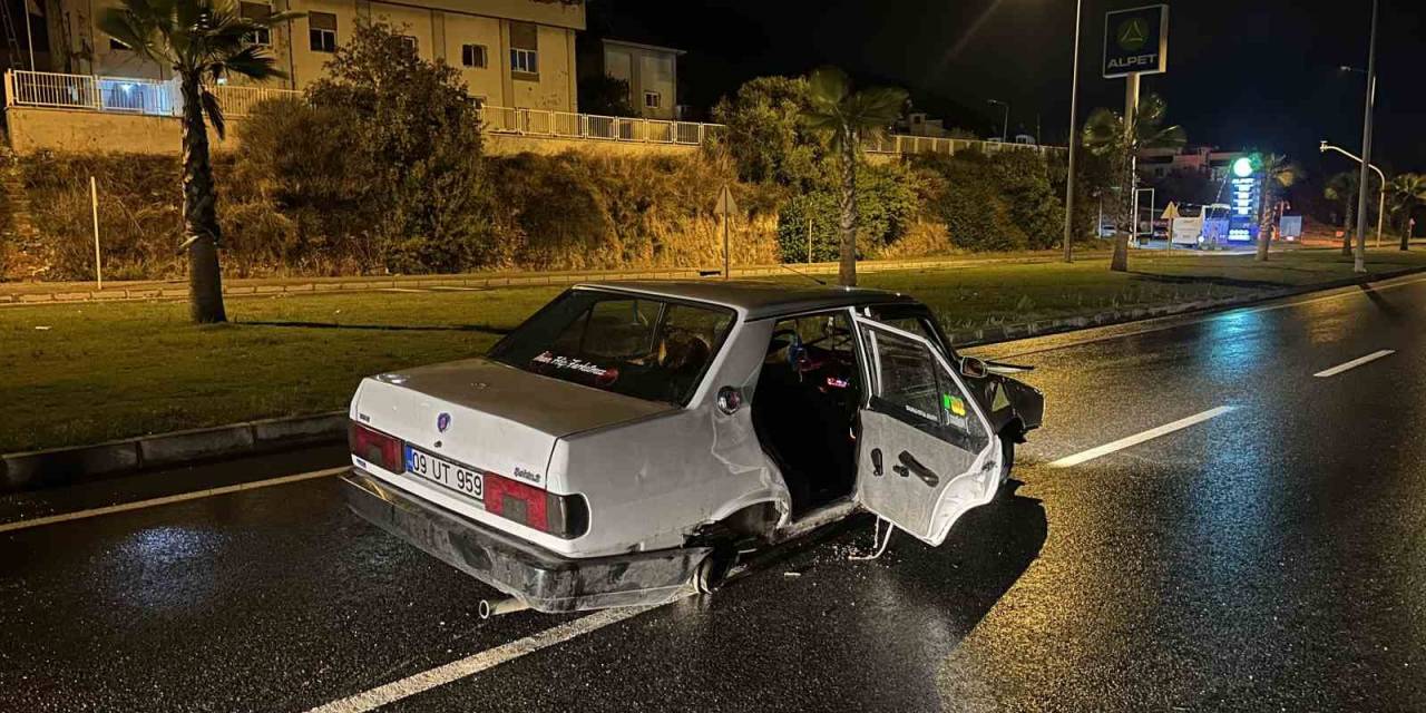 Kaldırıma Çarpan Otomobilin Tekerlekleri Yerinden Çıktı: 3 Yaralı