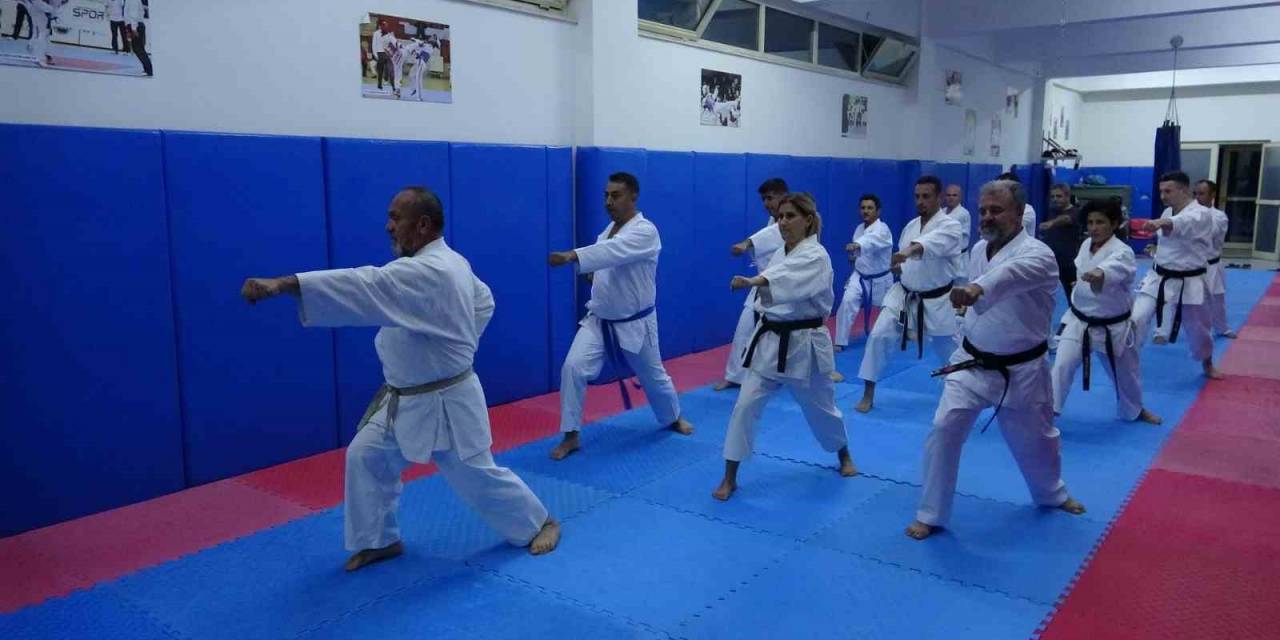 Aynı Karate Salonu Öğrencileri, 30 Yıl Sonra Tekrar Bir Araya Gelerek İdman Yaptı
