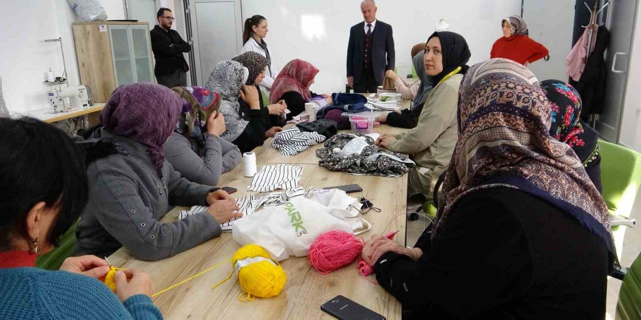 Hem Meslek Sahibi Oluyor Hem Aile Bütçelerine Katkı Sağlıyorlar