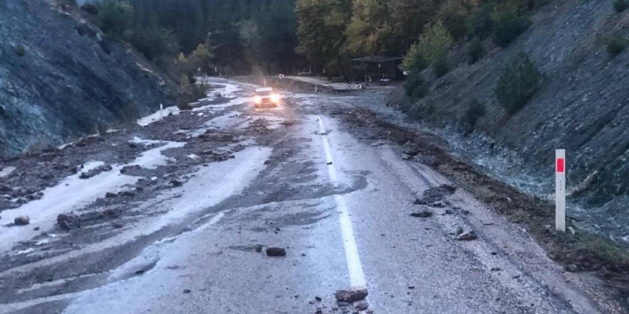 Şiddetli Yağış Heyelana Neden Oldu, Yollar Kapandı