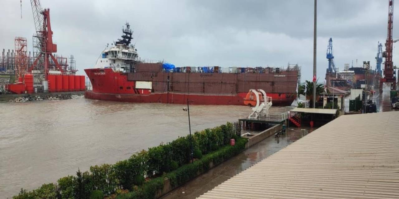 Yalova’da Kuru Yük Gemisi Kıyıya Vurdu