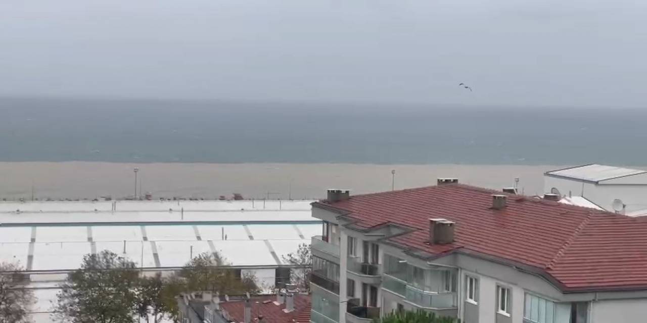 Bursa’da Etkili Olan Lodos Ve Fırtına Ortalığı Birbirine Kattı