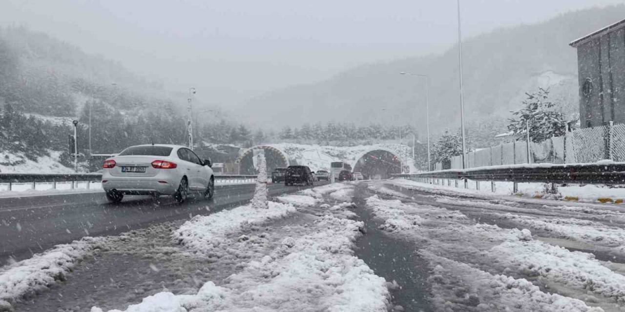 Tem Otoyolu Bolu Geçişinde Kar Yağışı Etkisini Sürdürüyor
