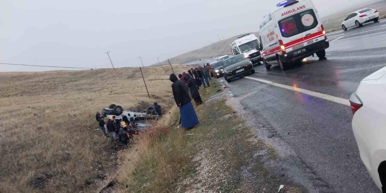 Kamyonet Şarampole Devrildi: 2 Yaralı