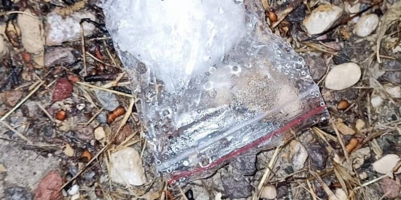 Jandarmadan Kurtulmak İçin Uyuşturucu Dolu Poşeti Araçtan Attılar