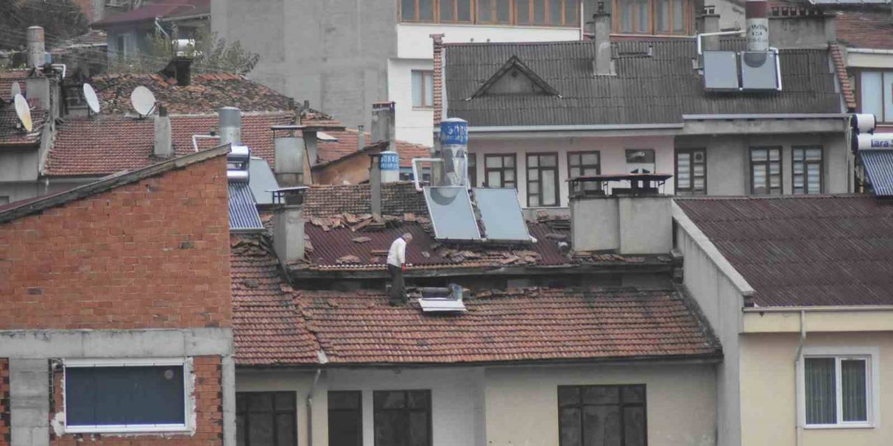 Tosya’da Çatıda Tehlikeli Yürüyüş