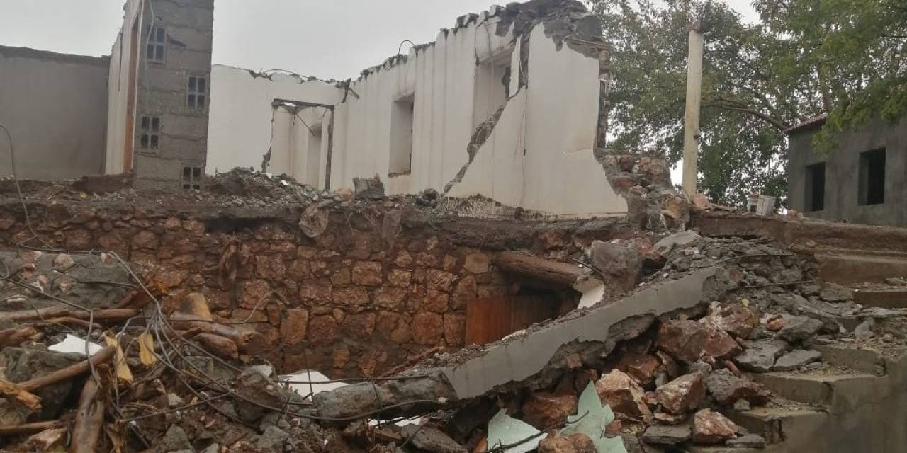 Yağışlara Dayanamayan Ahır Çöktü