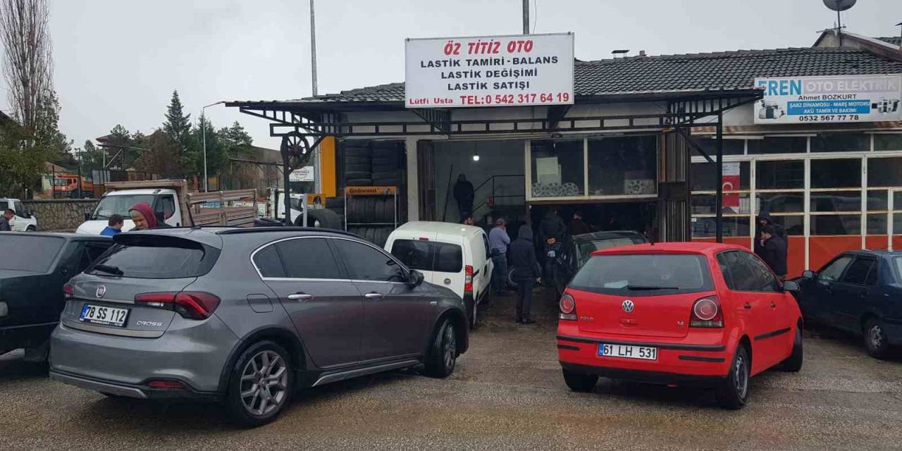 Kar Yağışına Hazırlıksız Yakalanan Sürücüler Oto Lastikçilere Akın Etti