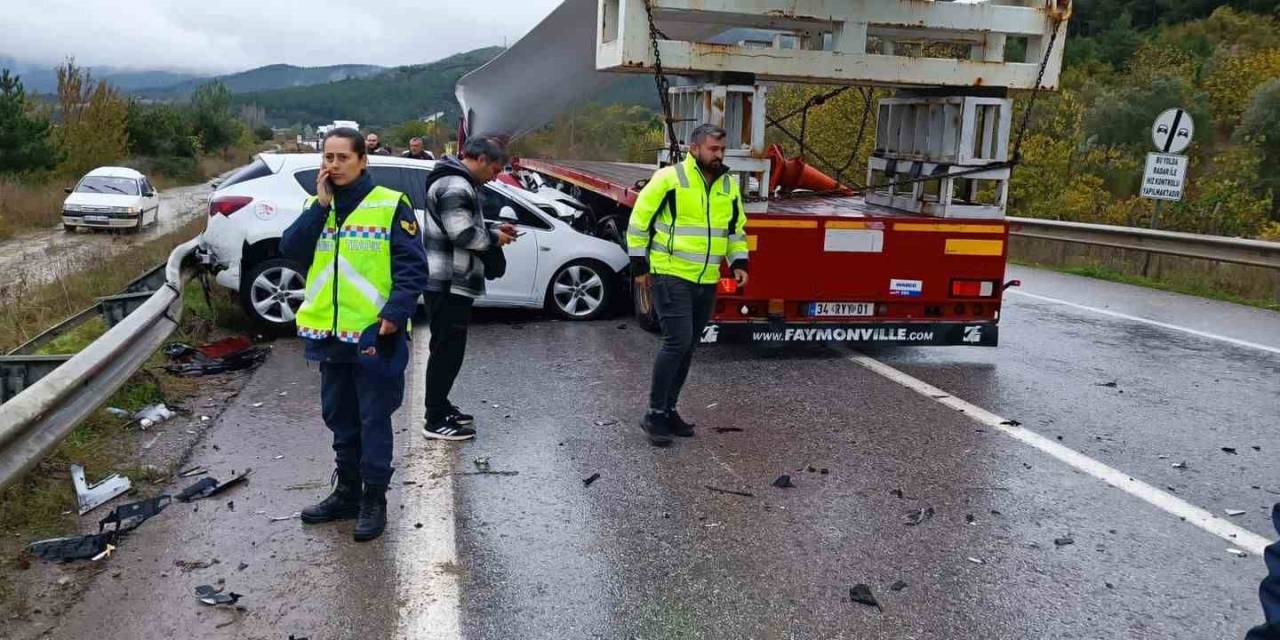 Rüzgar Türbini Taşıyan Tır, Altına Aldığı 3 Aracı Metrelerce Sürükledi