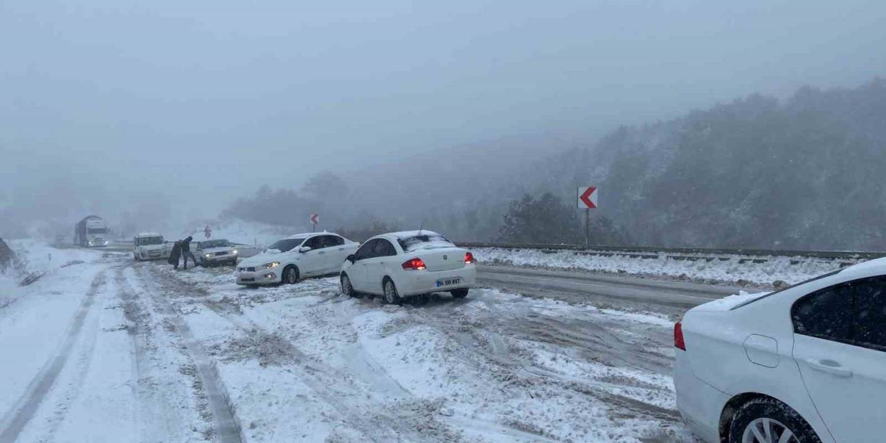 Bolu’da Onlarca Araç Yolda Kaldı
