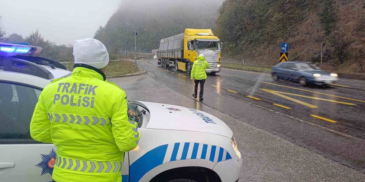 Düzce’de Trafik Ekiplerinin Kar Mesaisi Başladı