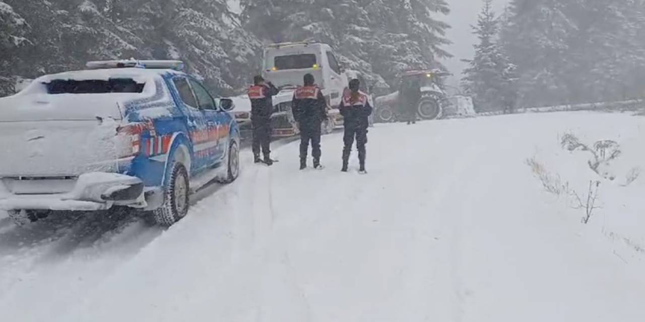 Karda Yolda Mahsur Kalan 4 Kişi Ölümden Döndü