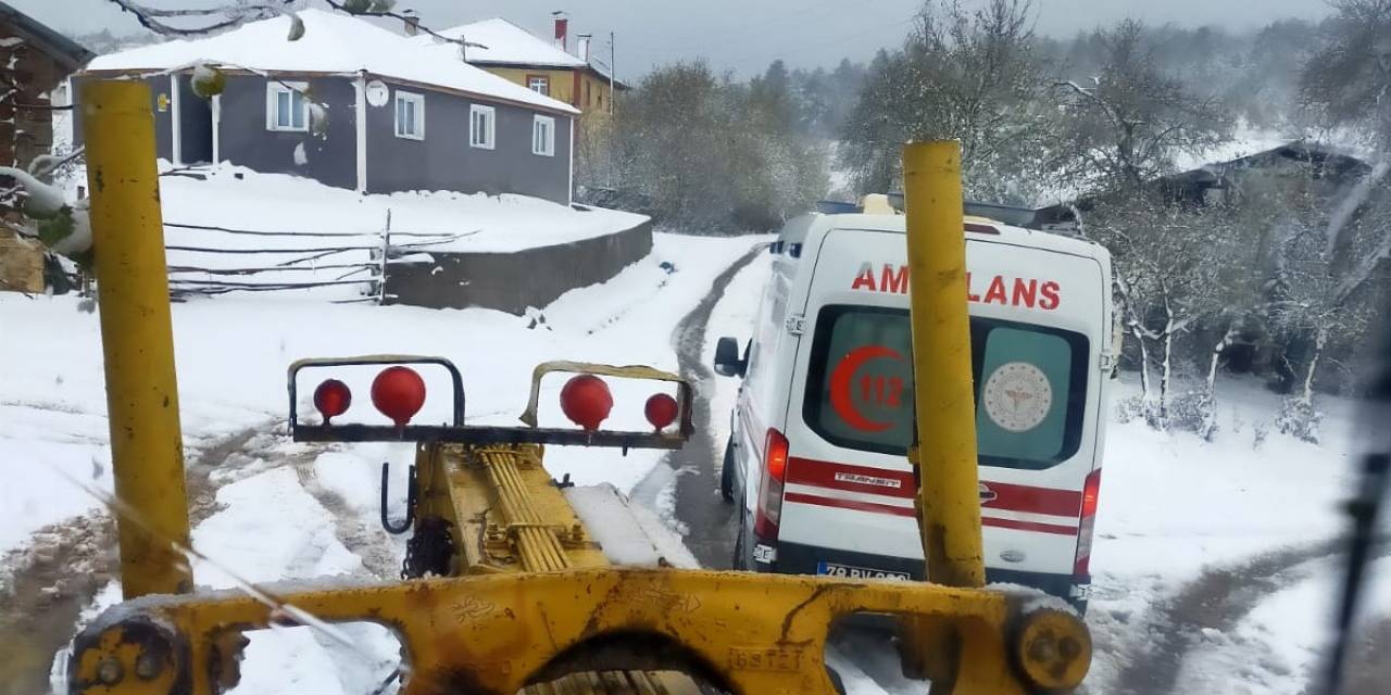 Karabük’te Hasta Almaya Giden Ambulans Kapanan Yolda Mahsur Kaldı