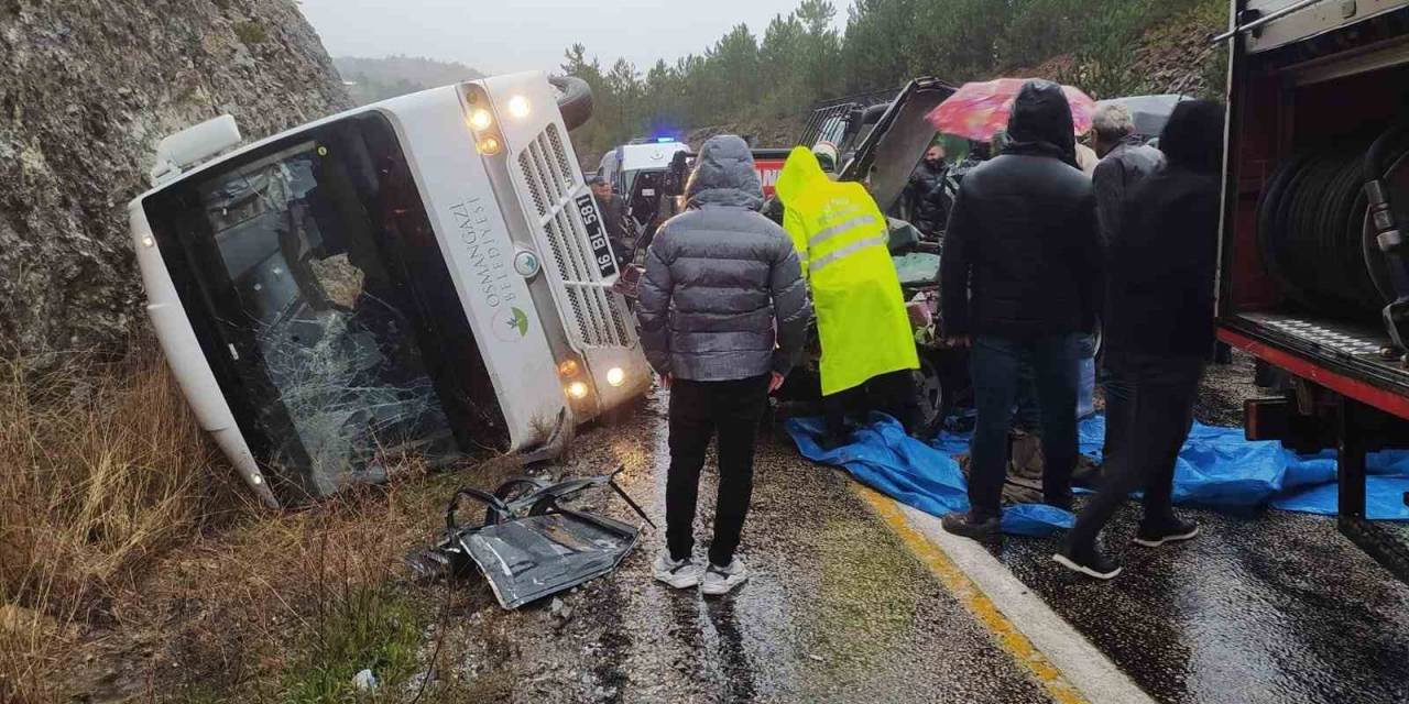 Cenazeye Gidenleri Taşıyan Midibüs İle Otomobil Çarpıştı: 1 Ölü, 3 Yaralı…(Düzeltme)