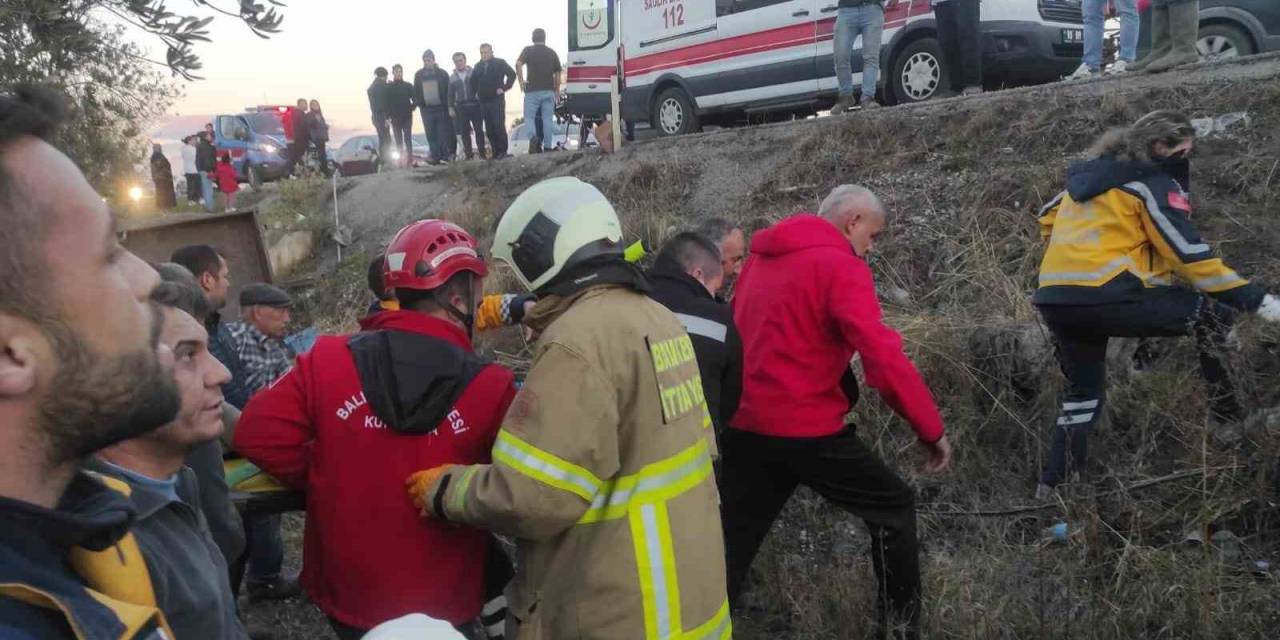 Balıkesir’de Otomobil İle Traktör Çarpıştı: 1 Ölü, 5 Yaralı