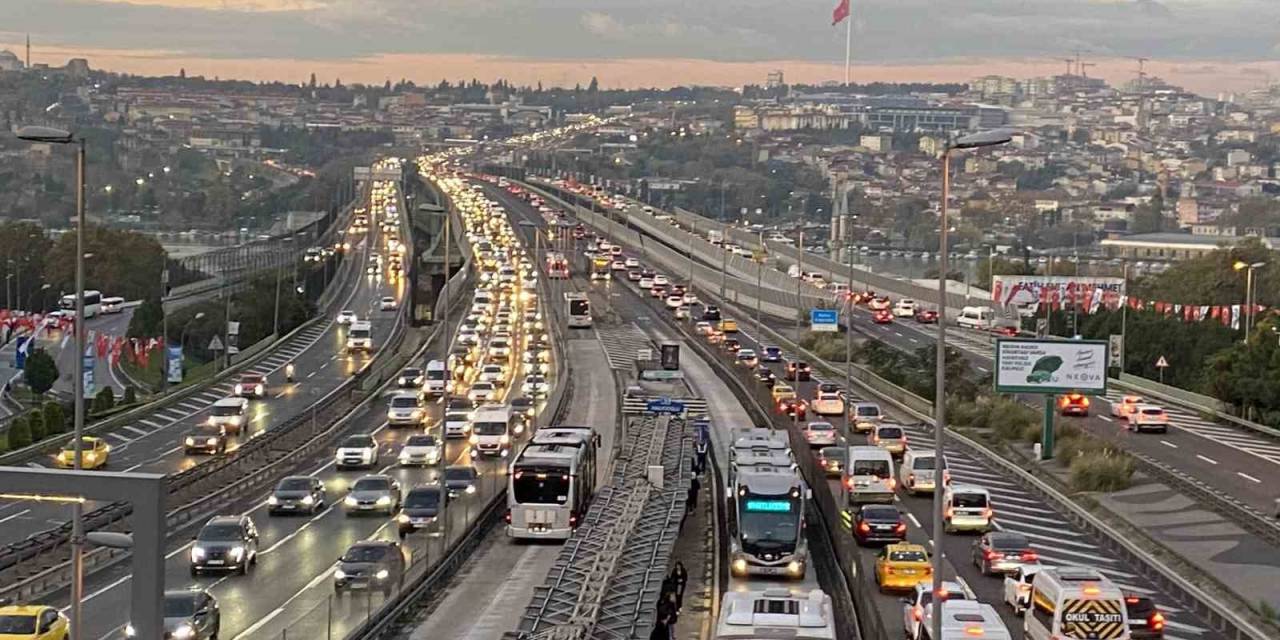 İstanbul’da Okulların Yeniden Açılmasıyla Sabah Trafik Yoğunluğu Oluştu