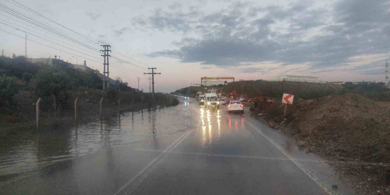 Gemlik’te Sel Suları Yolu Kapattı, Trafik Aksıyor
