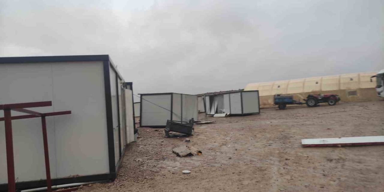Siirt’te Şiddetli Fırtına İşçilerin Kaldığı Konteynerleri Devirdi: 2 Yaralı
