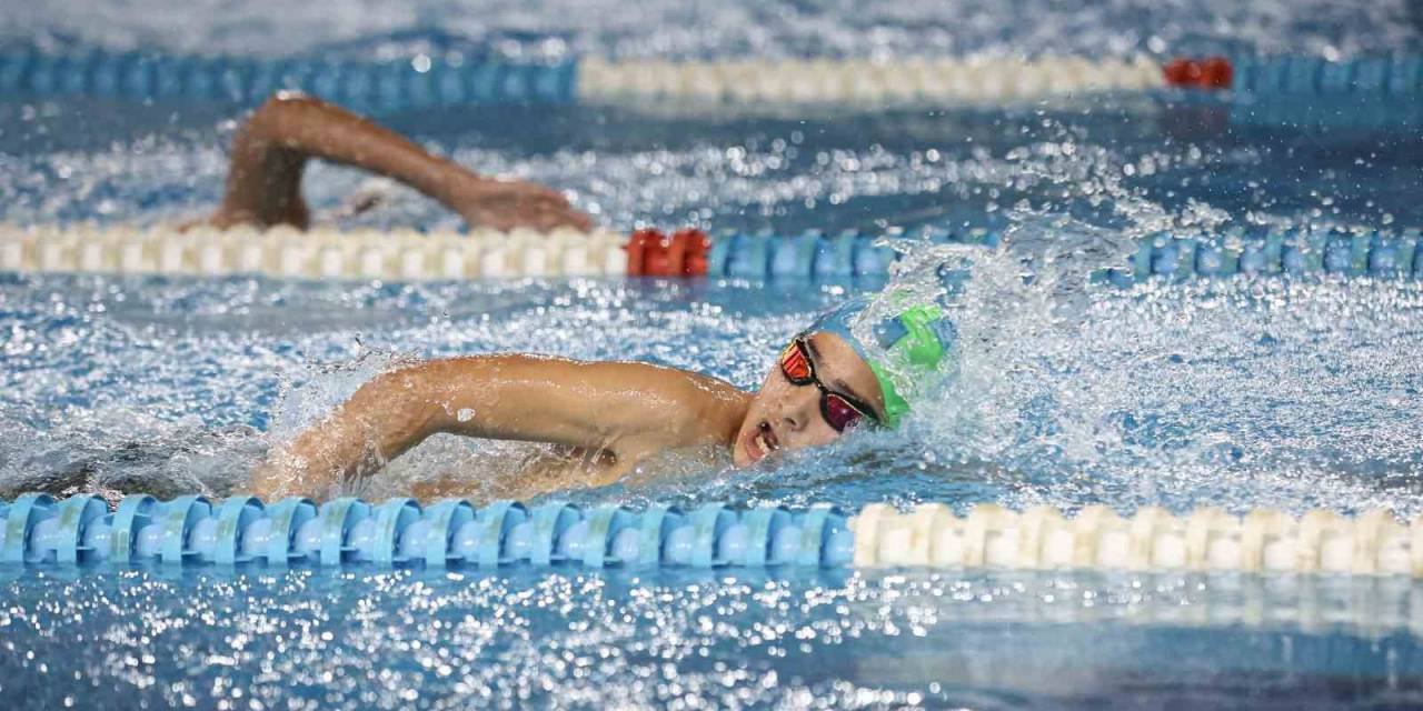 Nilüfer’de Yüzme Yarışmasında Dereceye Girenler Ödüllendirildi