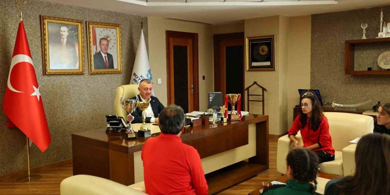 Büyükakın: "Kızlarımızın Aldığı Başarılar Bizi Çok Mutlu Ediyor"