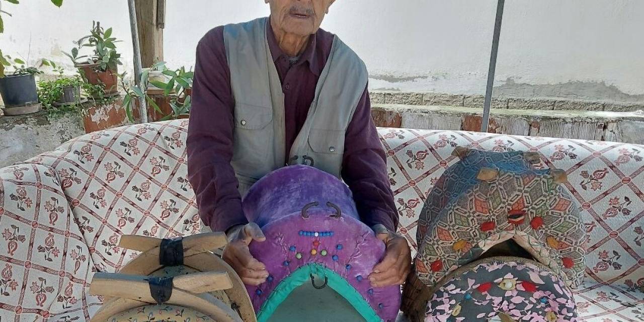 Mesleğini Hediyelik Semer Yaparak Yaşatıyor