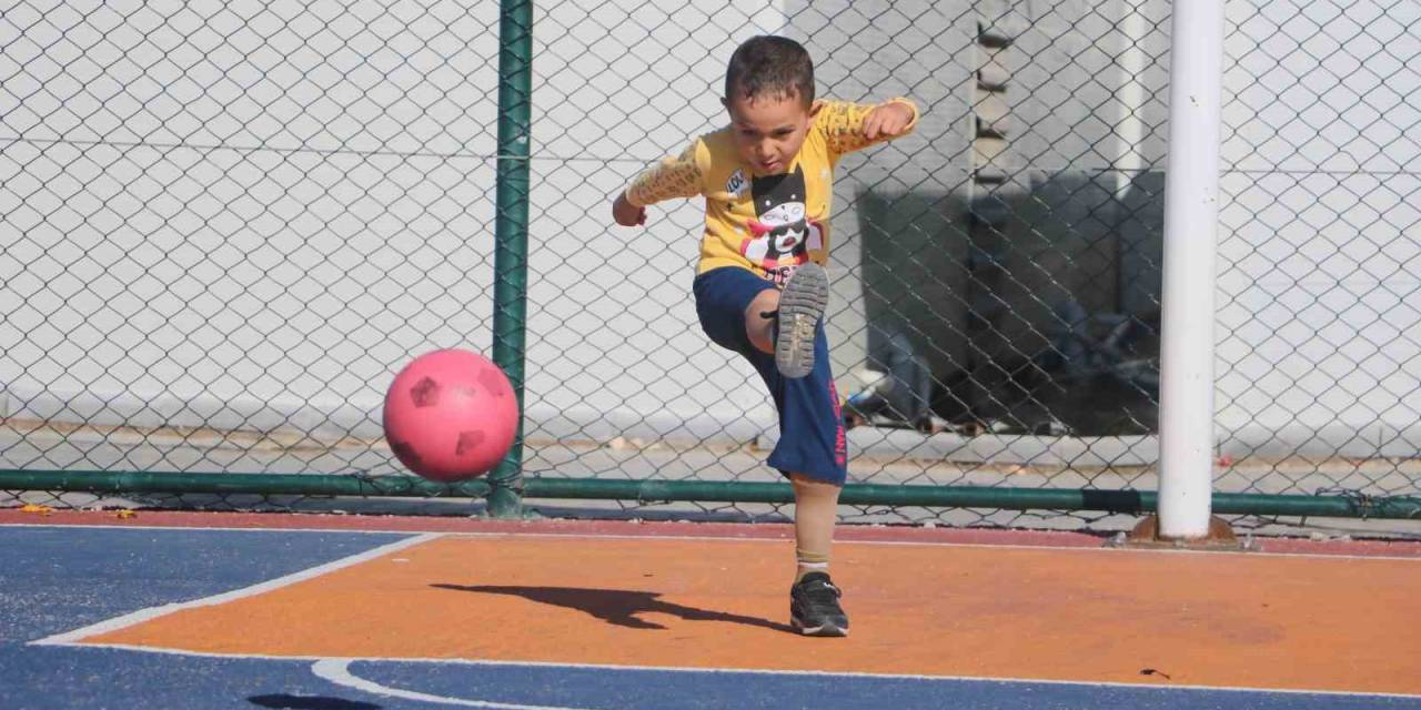 Depremzede Murat, Protez Bacakla Çocukluğunu Yeniden Yaşıyor