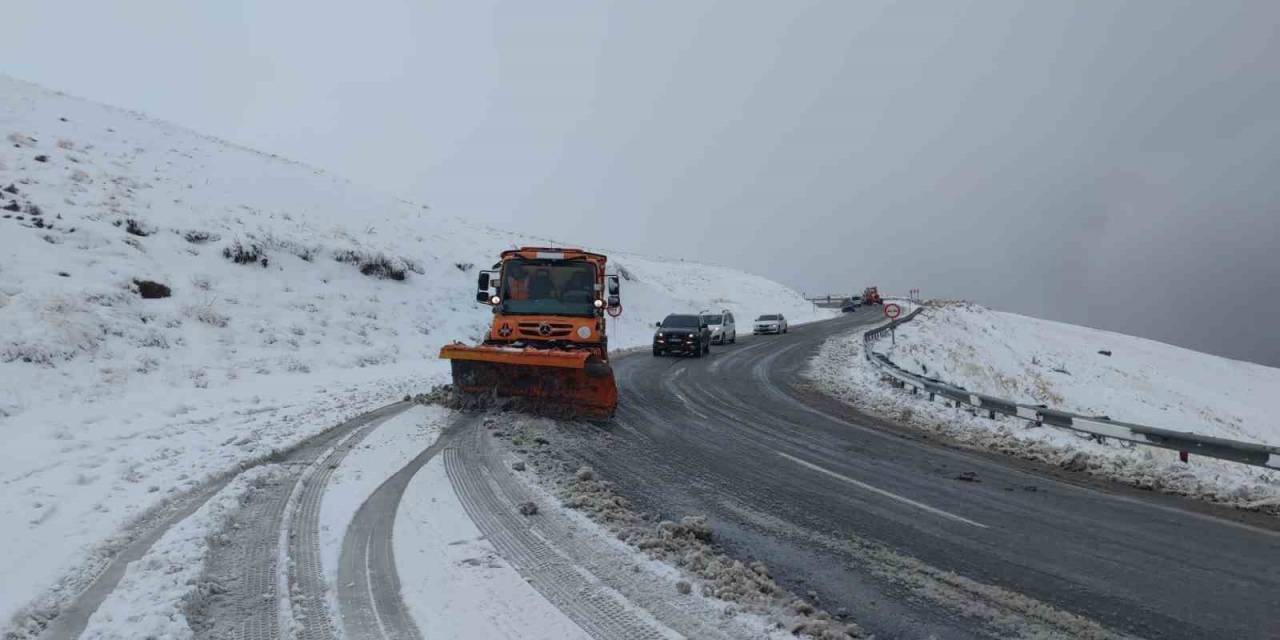 Van’da 2 Bin 730 Rakımlı Güzeldere Geçidi’nde Kar Yağışı