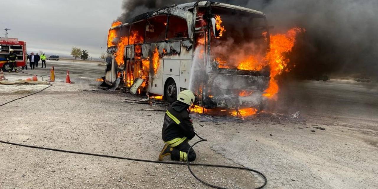 Yolcu Otobüsü Alev Alev Yandı