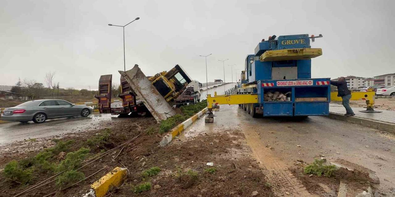 Elazığ’da Taşıma Aracının Üstündeki Dozer Devrildi