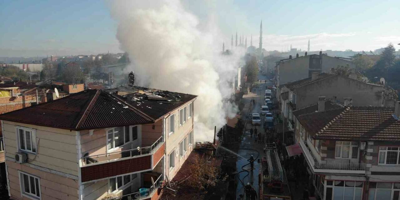 Edirne’de Yangın 3 Katlı Binaya Sıçradı