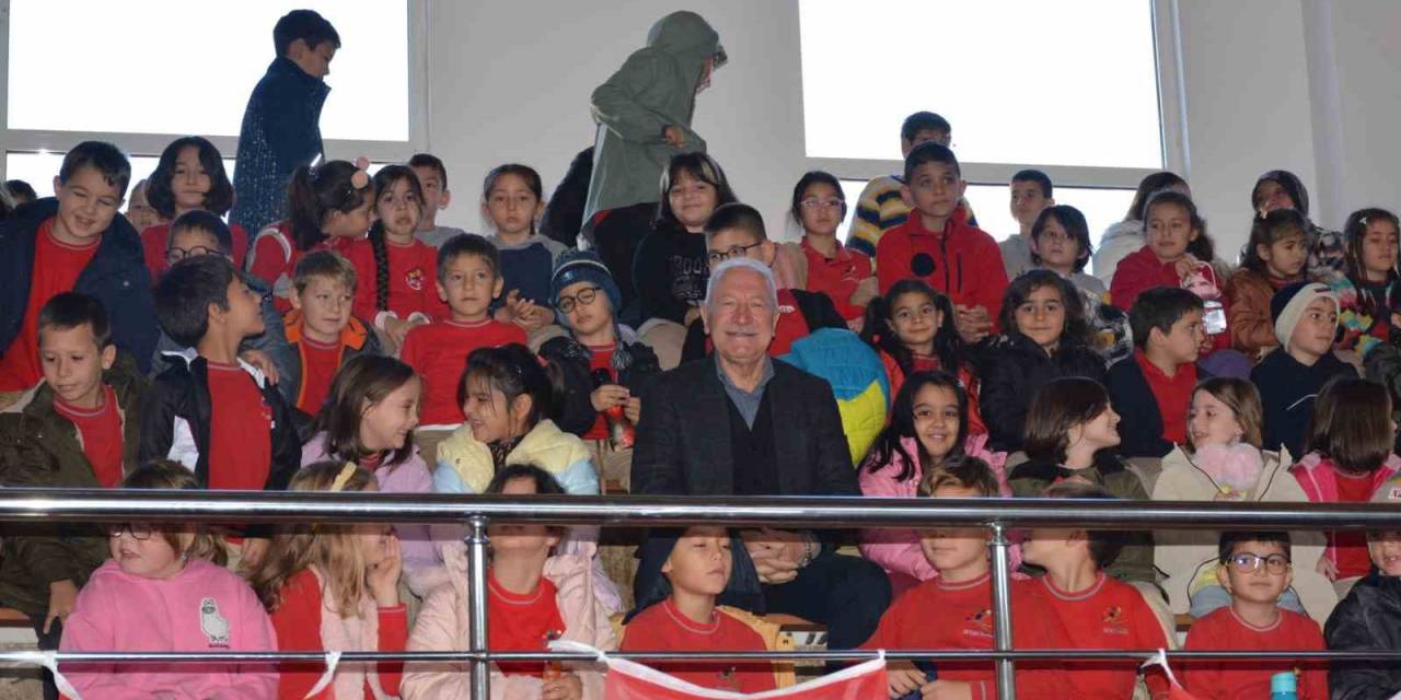 Lapseki’de ’alice Harikalar Diyarında’ Tiyatro Gösterisi Beğeni Topladı