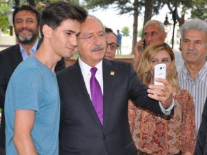 Gencin Elleri Titreyince Selfıe’yi Kılıçdaroğlu Çekti