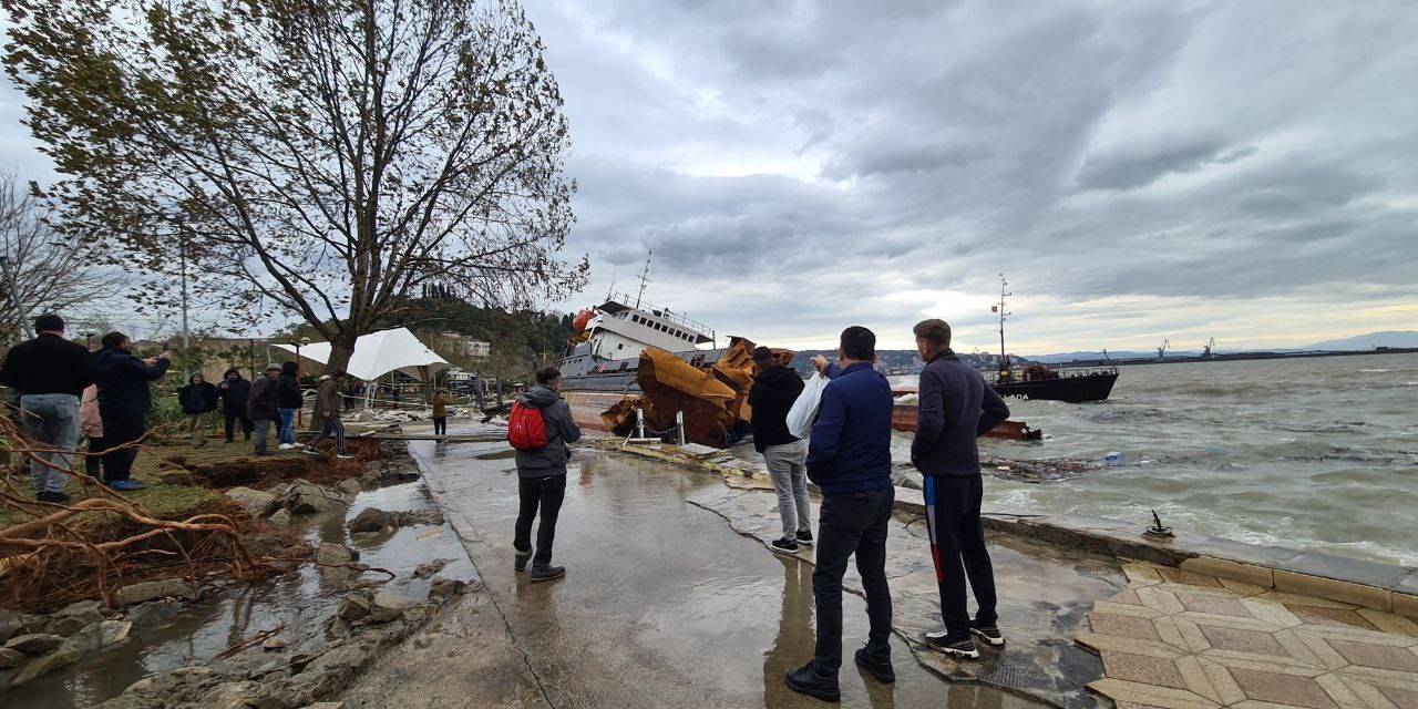 Karaya Oturan Geminin Enkazını Görüntülemek İçin Birbirleriyle Yarıştılar