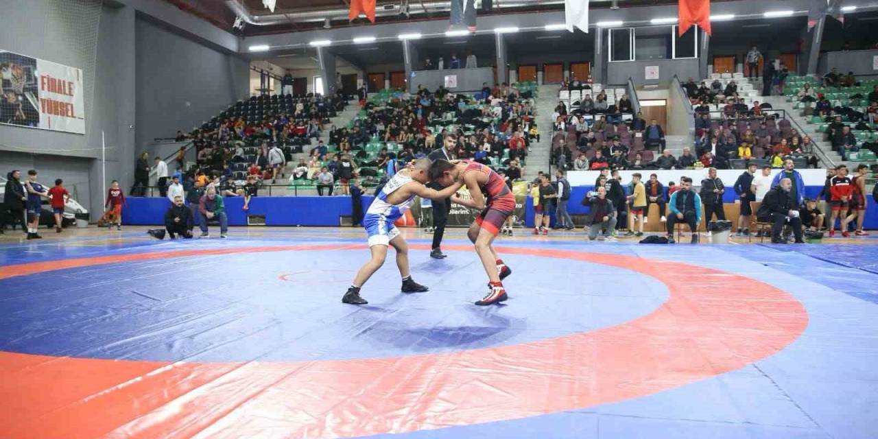 Cumhuriyet’in Anısına Ve Olimpiyat Şampiyonun Adına Güreş Turnuvası Düzenlendi