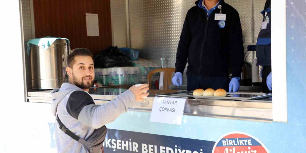 Üniversite Öğrencilerine Her Gün Sıcak Çorba