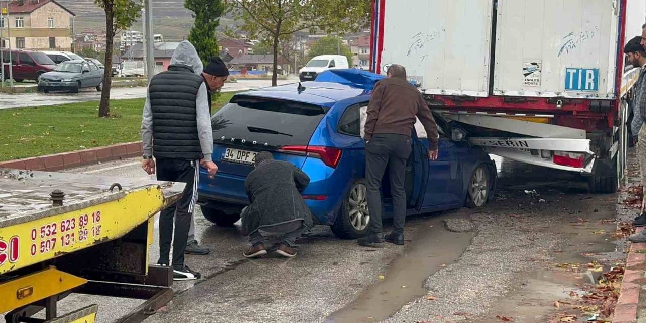Otomobil Park Halindeki Tırın Altına Girdi: 1 Yaralı