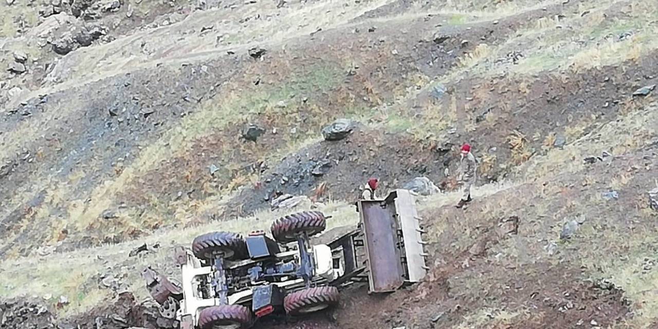 Batman’da Köy Yolunda Çalışma Yapan İş Makinesi Uçuruma Yuvarlandı
