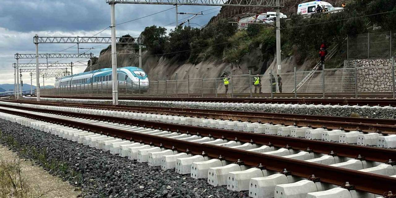 Raylarda Yürüyen Vatandaşa Yüksek Hızlı Tren (Yht) Çarptı