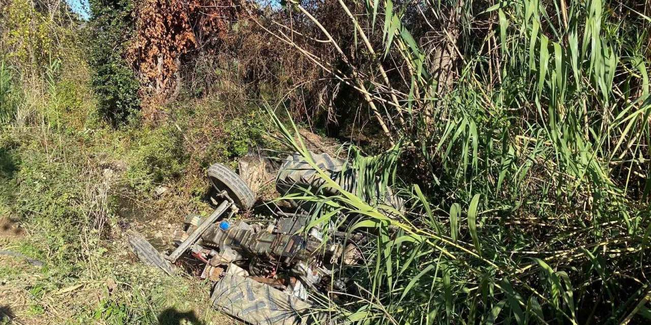 Antalya’da Traktörün Altında Kalan Sürücü Yaralandı