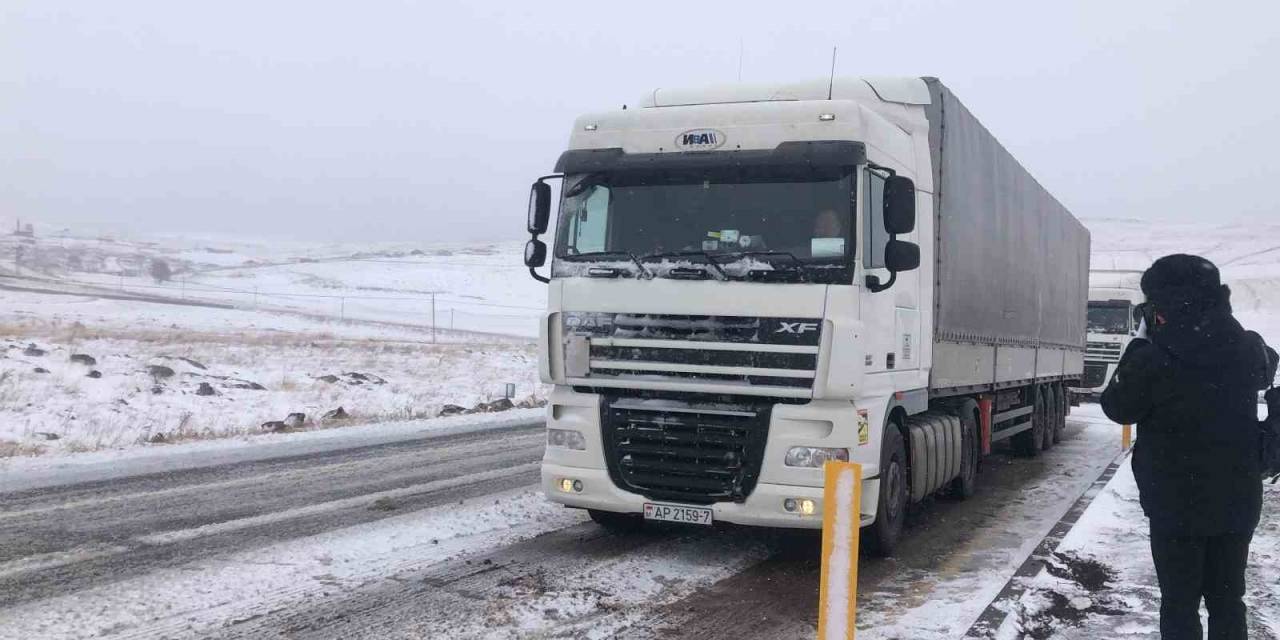 Kars’ta Tırlar Yolda Mahsur Kaldı